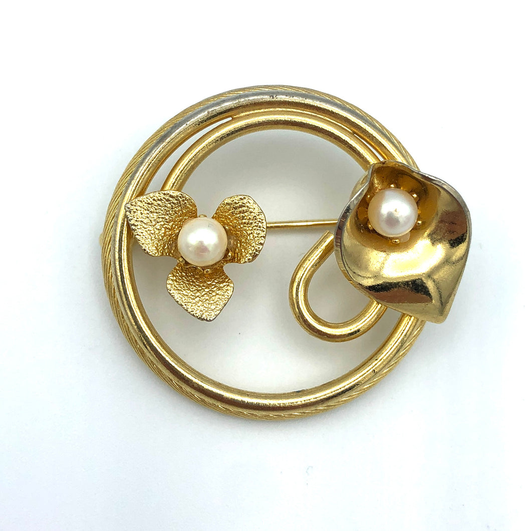 Faux Pearl Circle Brooch in Gold Tone, 1.5